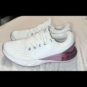 NWOT Under Armour Womens Vantage Size 8